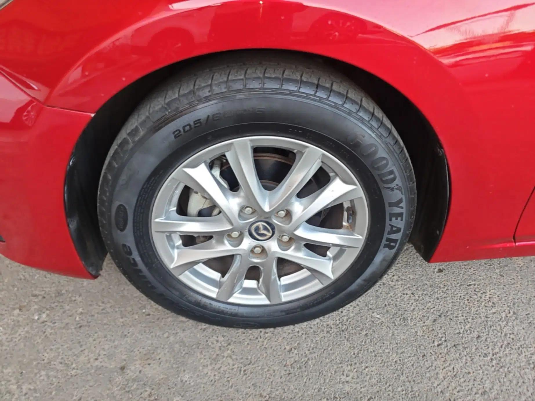 Mazda 3 Axela 2016 Sedan 1.5L Manual Comfort Model — миниатюра 8