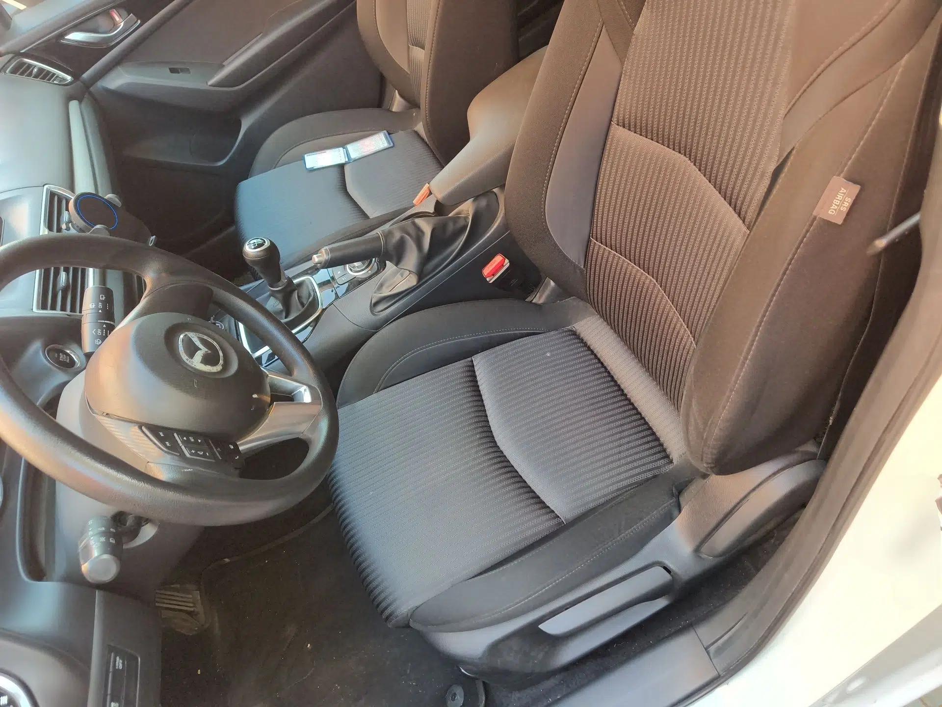 Mazda 3 Axela 2014 Hatchback 1.5L Manual Comfort Model — миниатюра 14