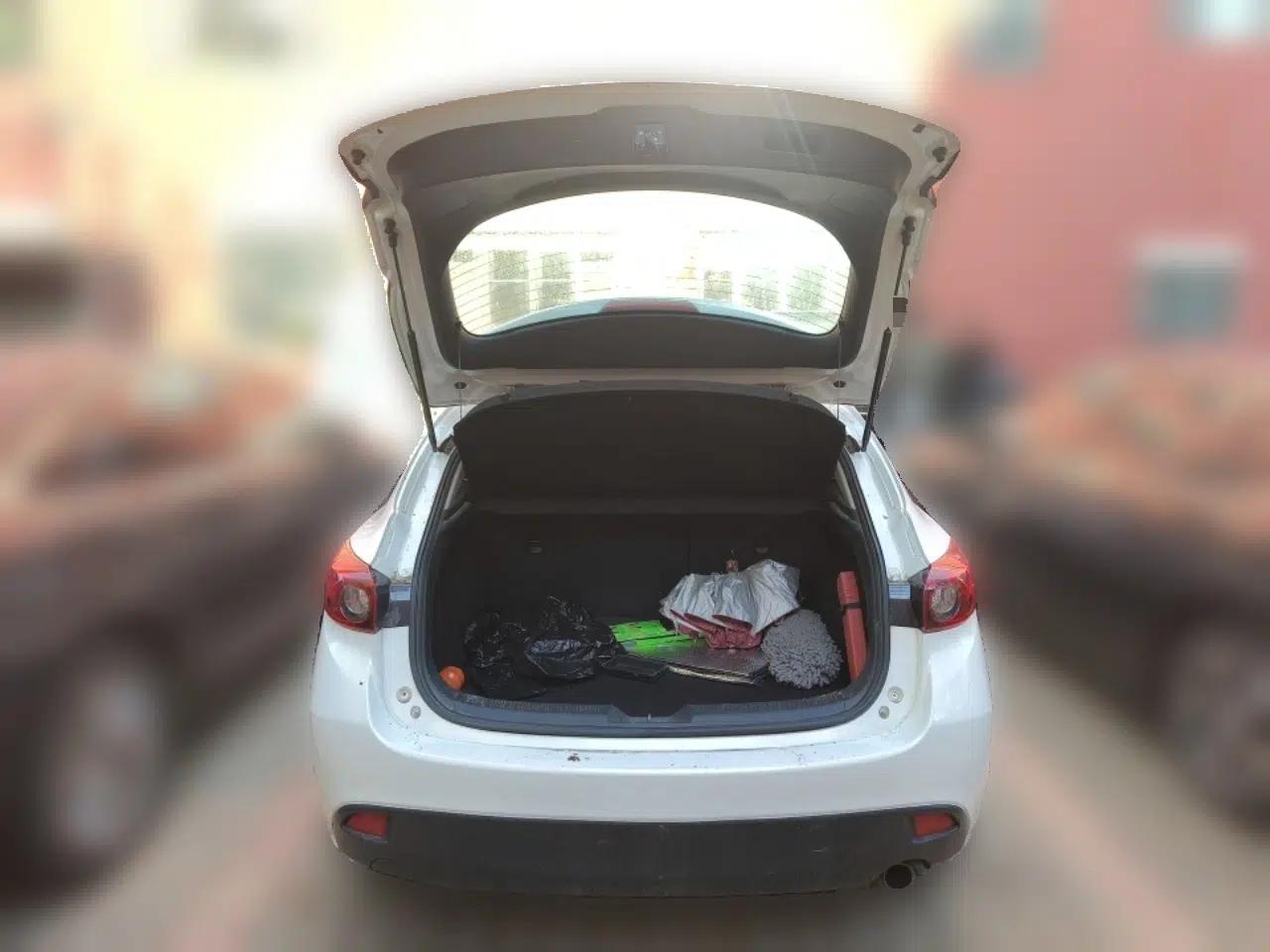 Mazda 3 Axela 2014 Hatchback 1.5L Manual Comfort Model — миниатюра 16