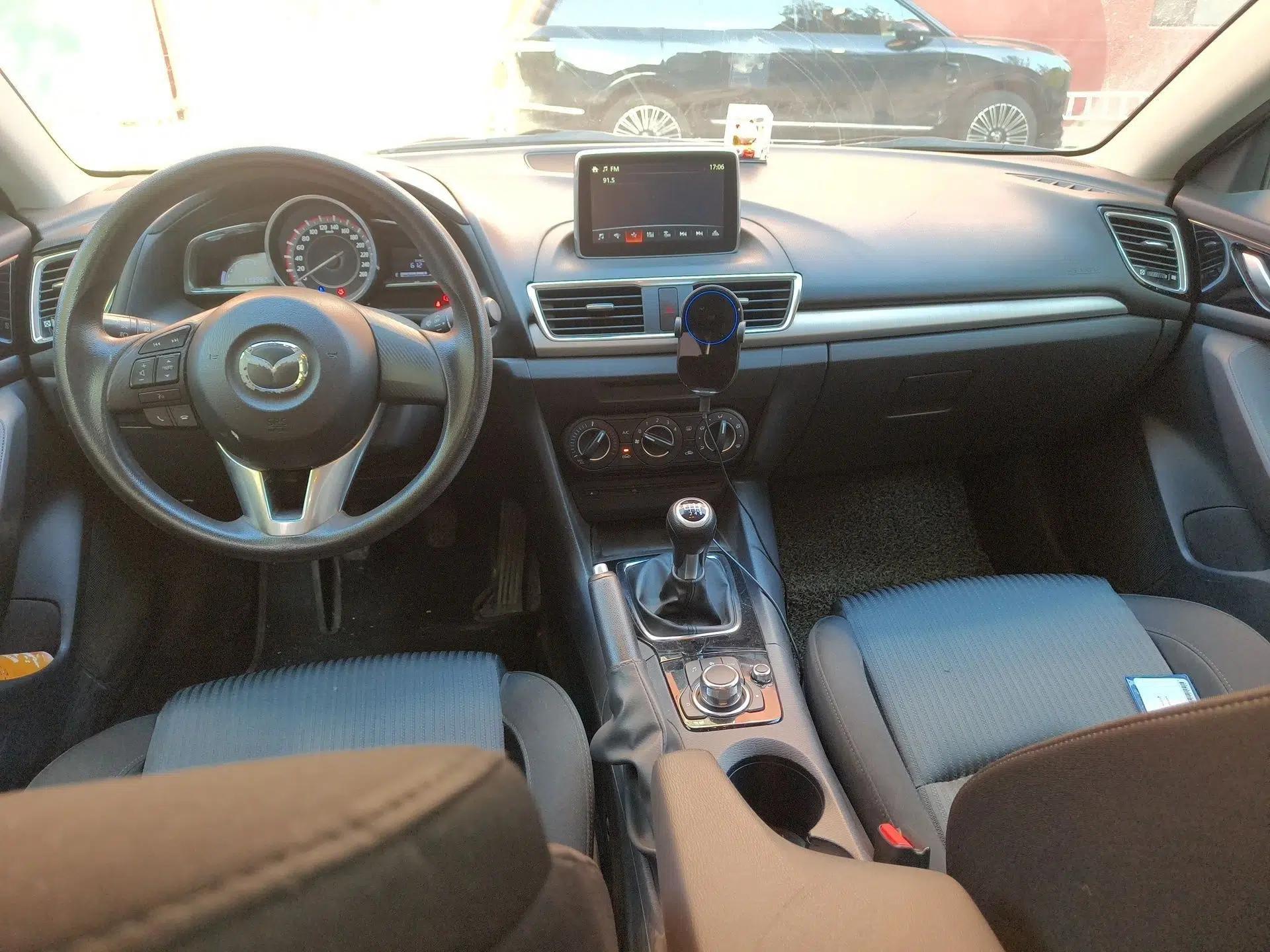 Mazda 3 Axela 2014 Hatchback 1.5L Manual Comfort Model — миниатюра 18