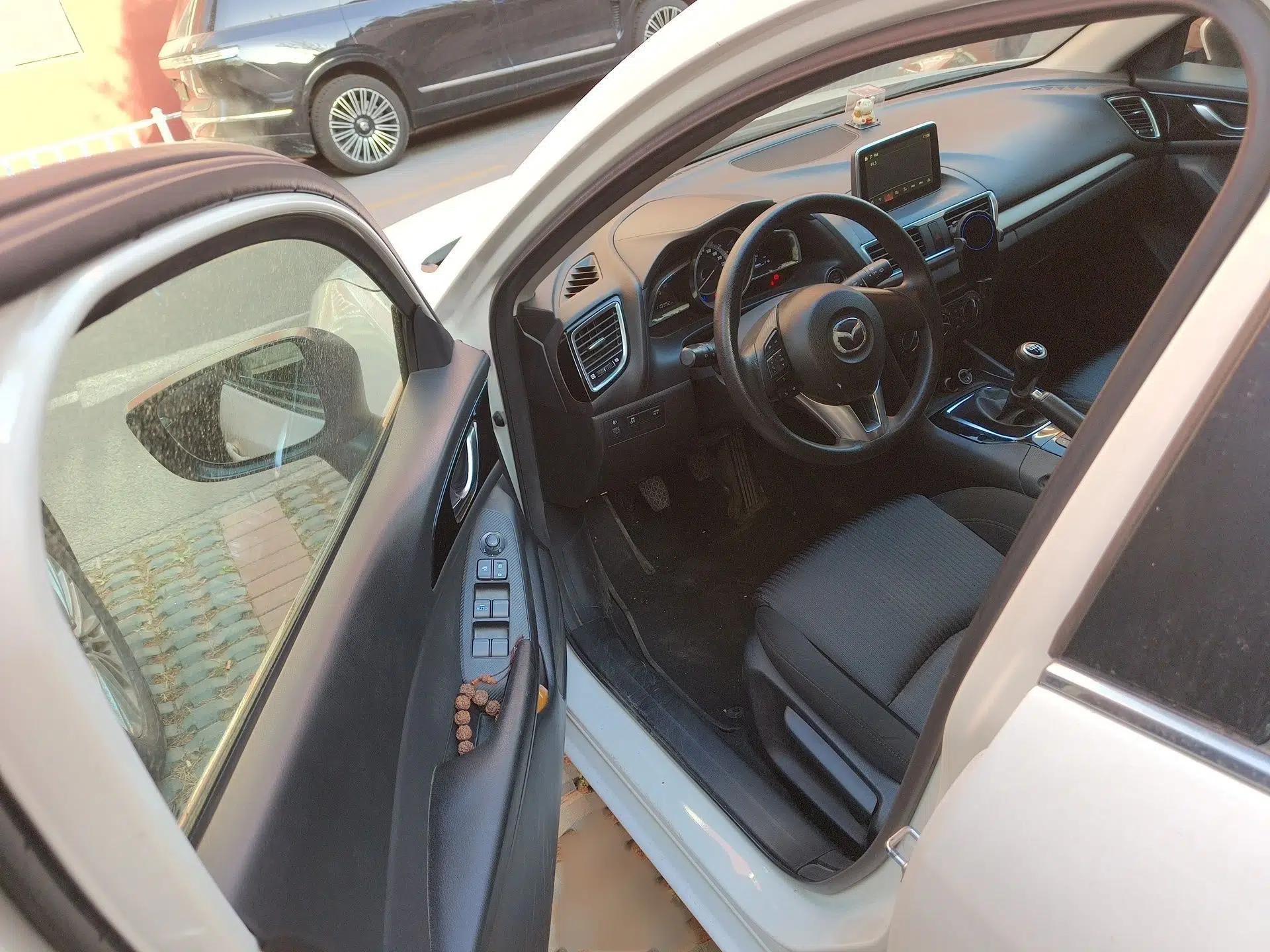 Mazda 3 Axela 2014 Hatchback 1.5L Manual Comfort Model — миниатюра 19