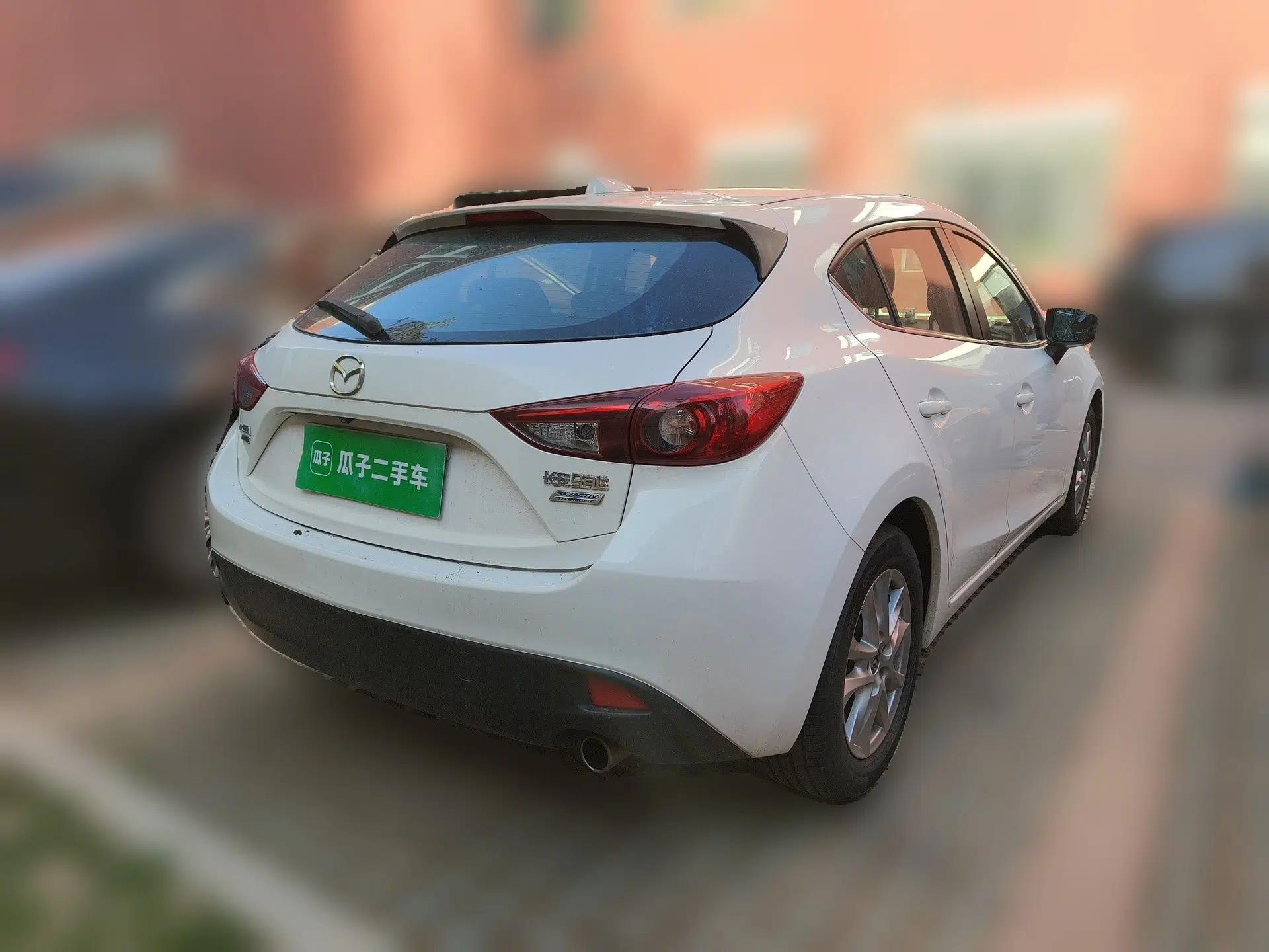 Mazda 3 Axela 2014 Hatchback 1.5L Manual Comfort Model — миниатюра 6