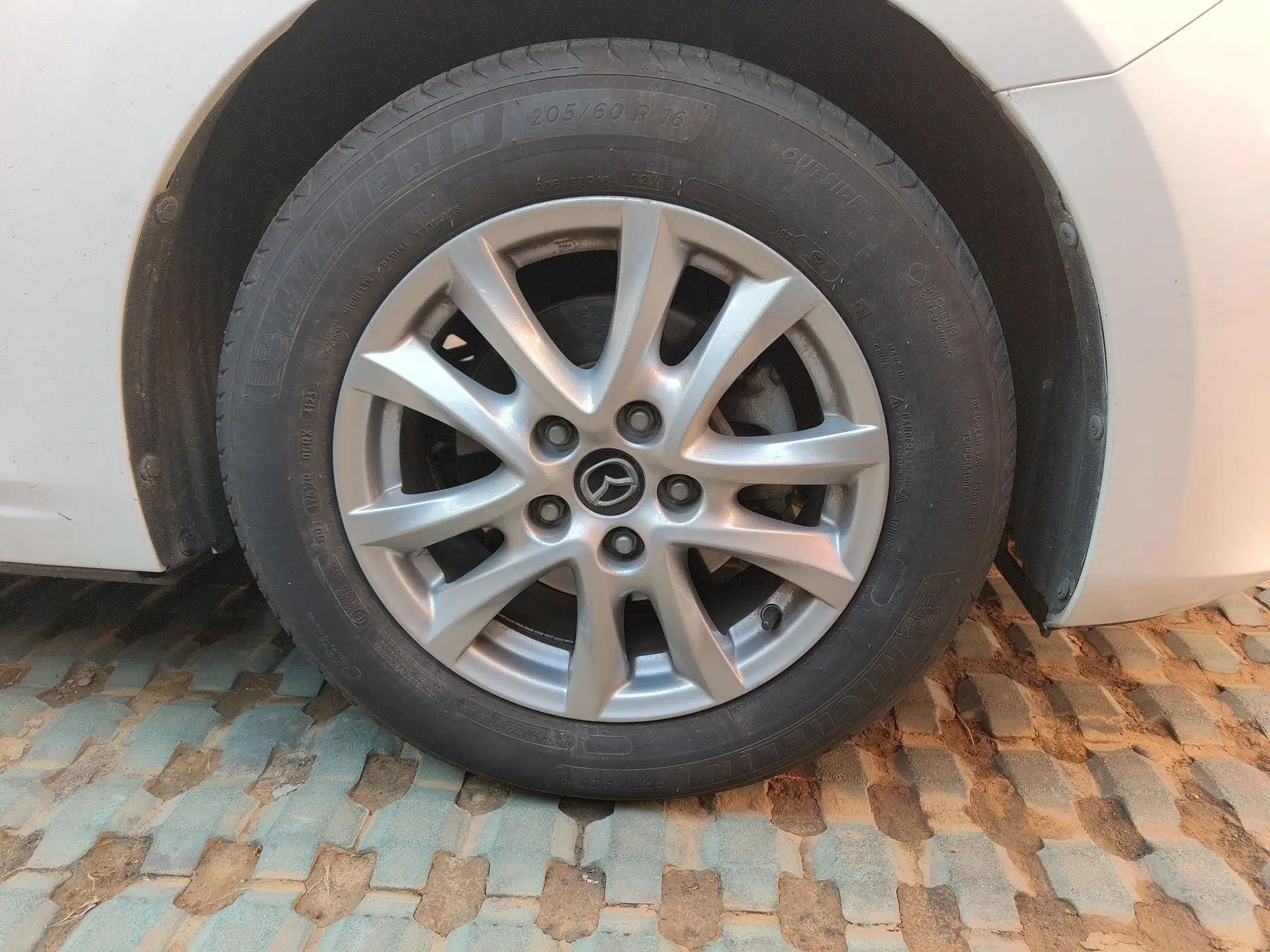 Mazda 3 Axela 2014 Hatchback 1.5L Manual Comfort Model — миниатюра 8