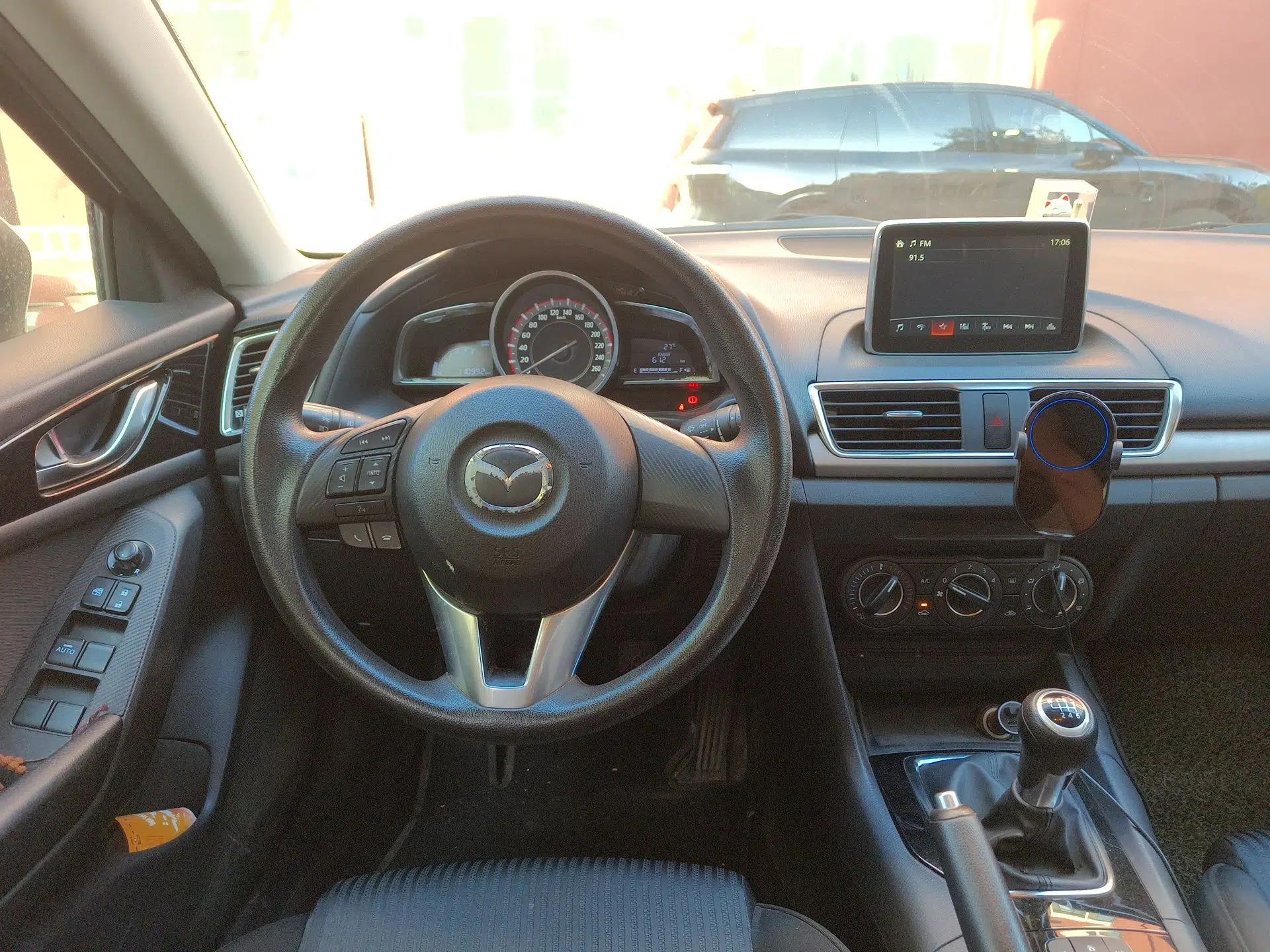 Mazda 3 Axela 2014 Hatchback 1.5L Manual Comfort Model — миниатюра 9