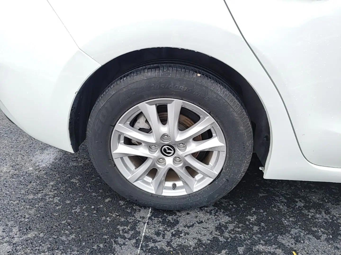 Mazda 3 Axela 2017 Sedan 1.5L Automatic Comfort Model Emission Standard China V — миниатюра 10