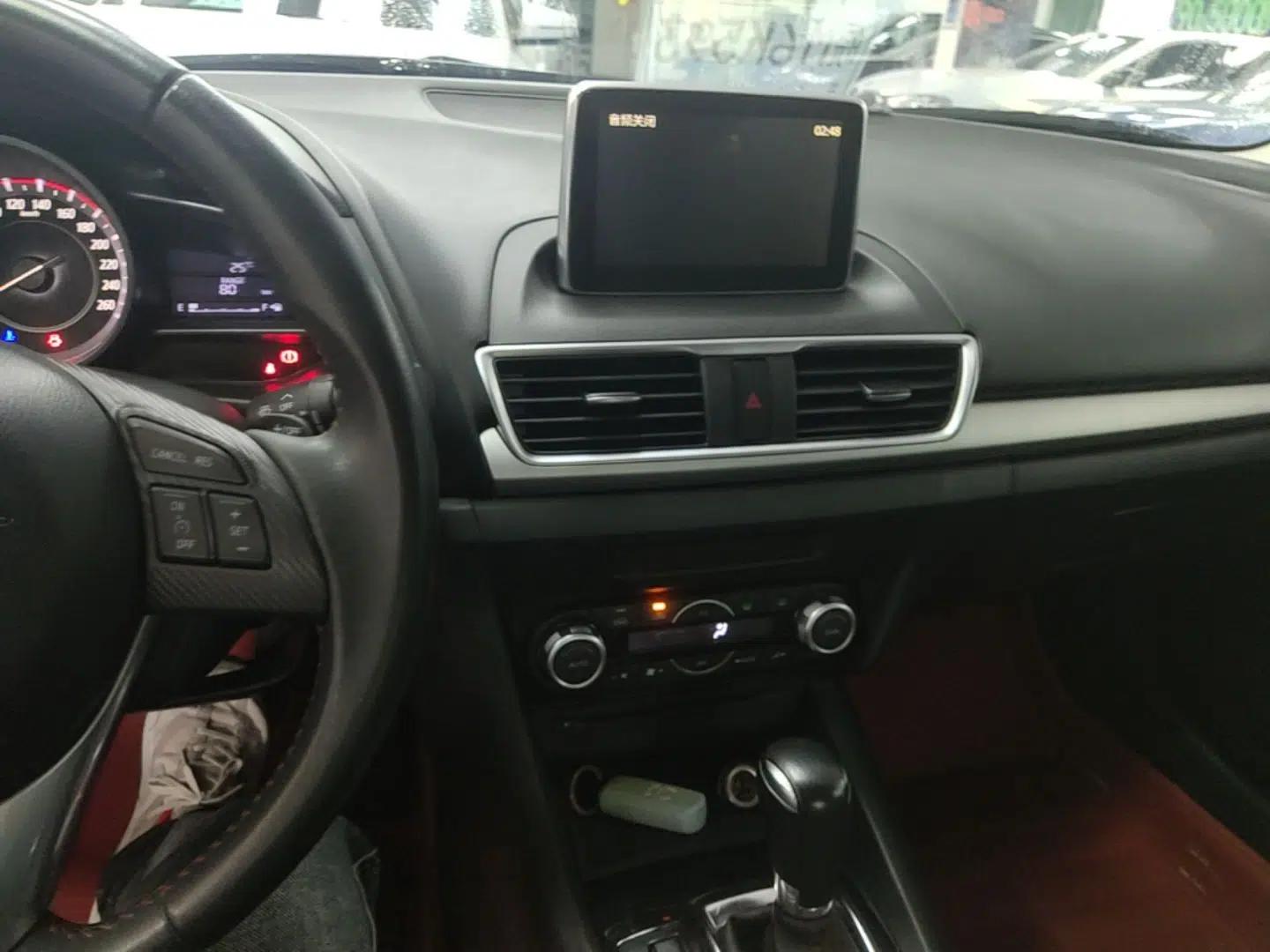 Mazda 3 Axela 2014 Sedan 2.0L Automatic Sport Model — миниатюра 13