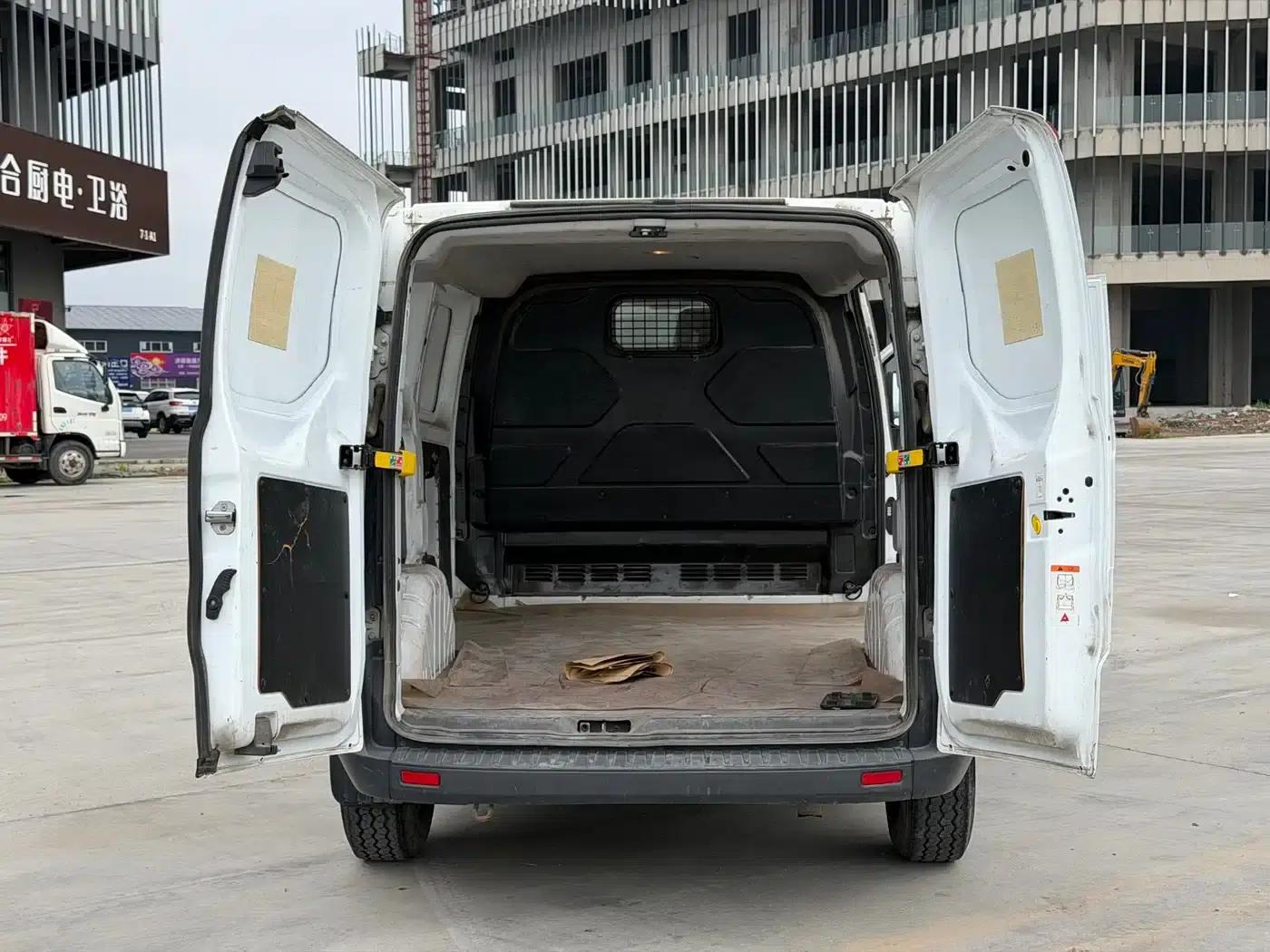 Ford Transit 2017 2.0T Gasoline Van, Short Wheelbase, Low Roof, National V Emission Standard — миниатюра 15
