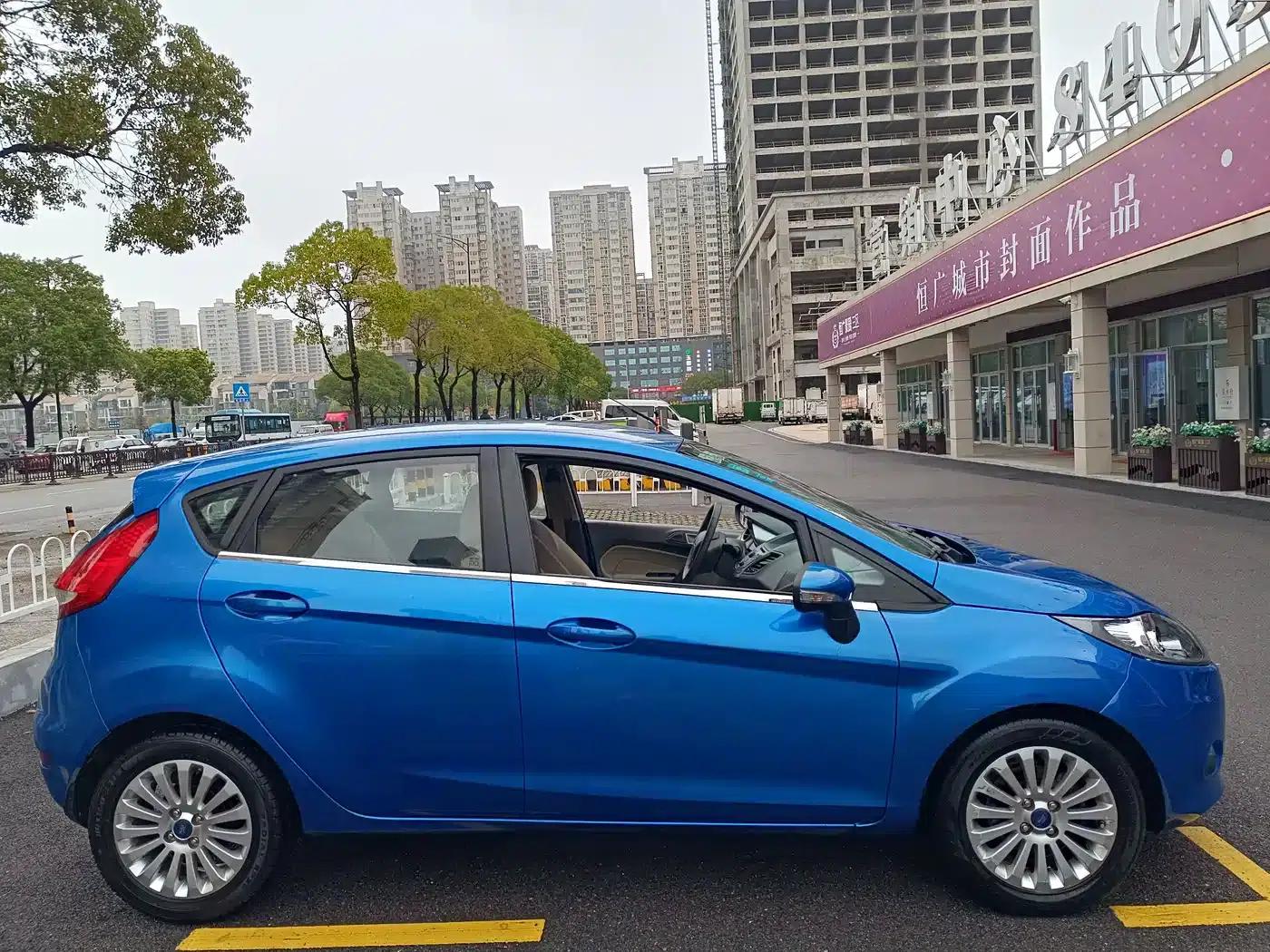 2012 Ford Fiesta Hatchback 1.5L Automatic Dynamic Limited Edition — миниатюра 3