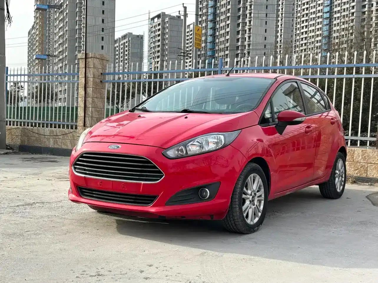 2013 Ford Fiesta Hatchback 1.5L Automatic Fashion Edition — миниатюра 1