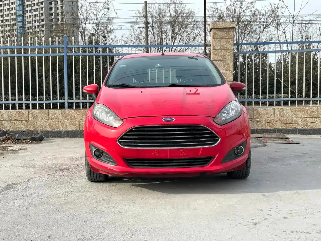 2013 Ford Fiesta Hatchback 1.5L Automatic Fashion Edition — миниатюра 2