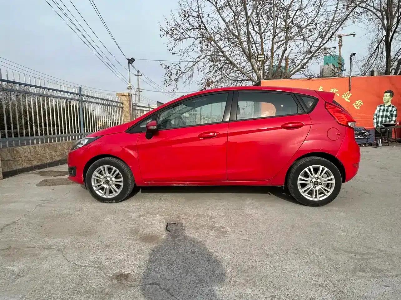 2013 Ford Fiesta Hatchback 1.5L Automatic Fashion Edition — миниатюра 11