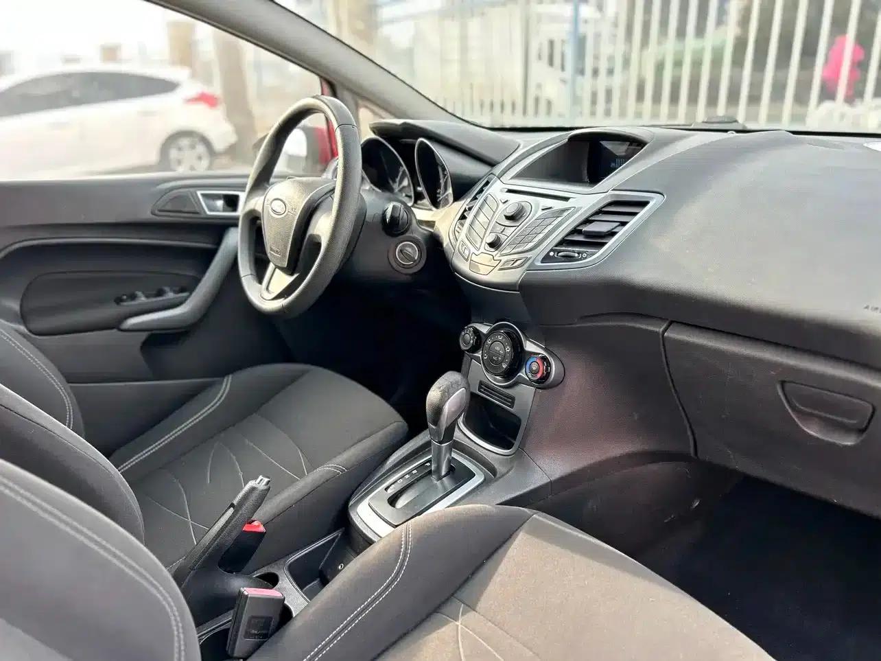 2013 Ford Fiesta Hatchback 1.5L Automatic Fashion Edition — миниатюра 12