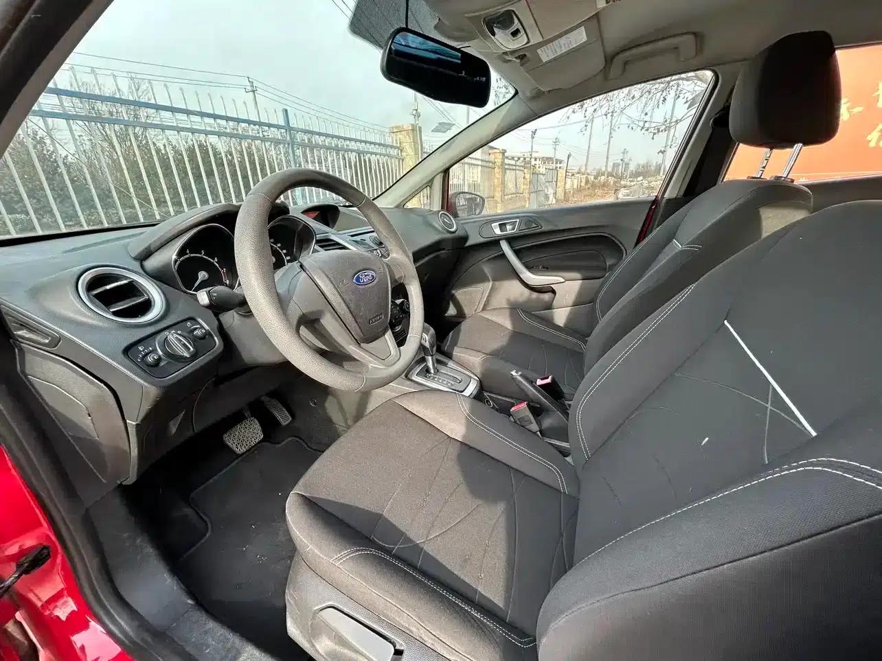2013 Ford Fiesta Hatchback 1.5L Automatic Fashion Edition — миниатюра 13