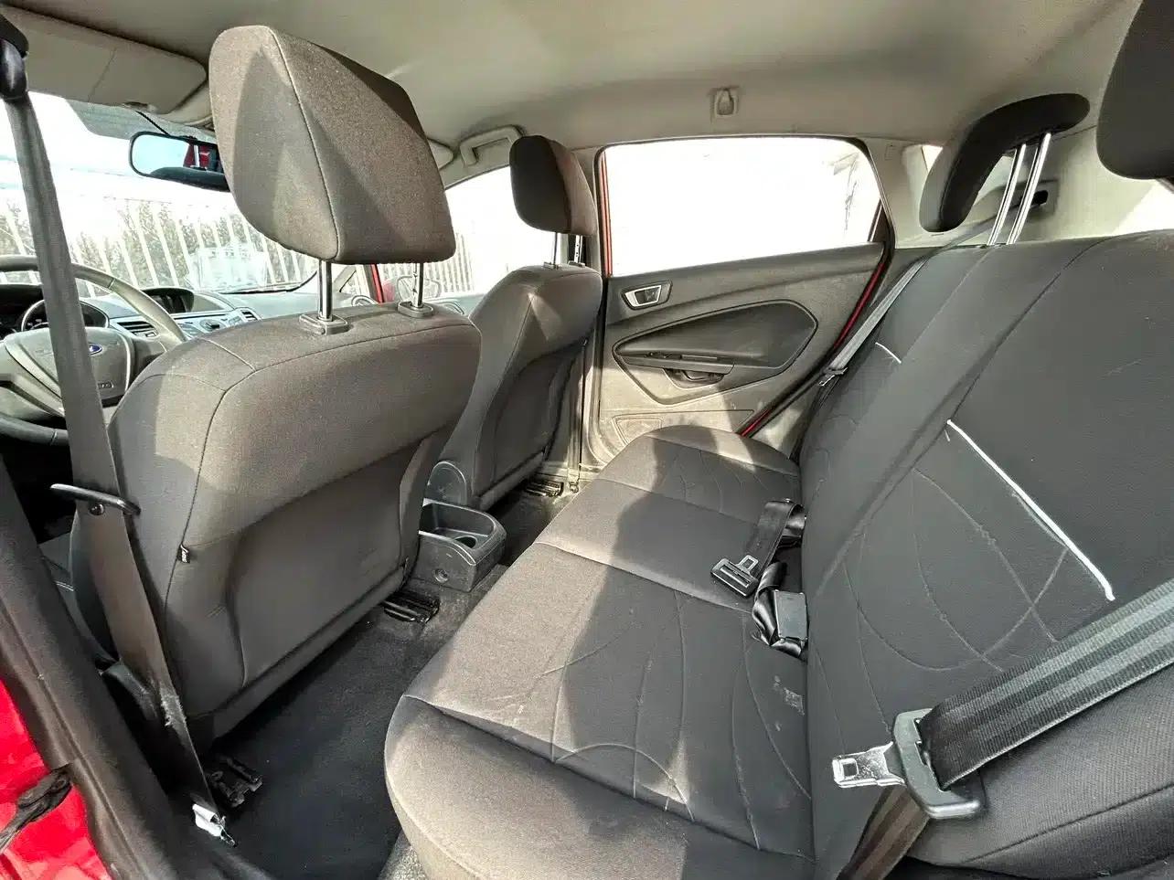 2013 Ford Fiesta Hatchback 1.5L Automatic Fashion Edition — миниатюра 14