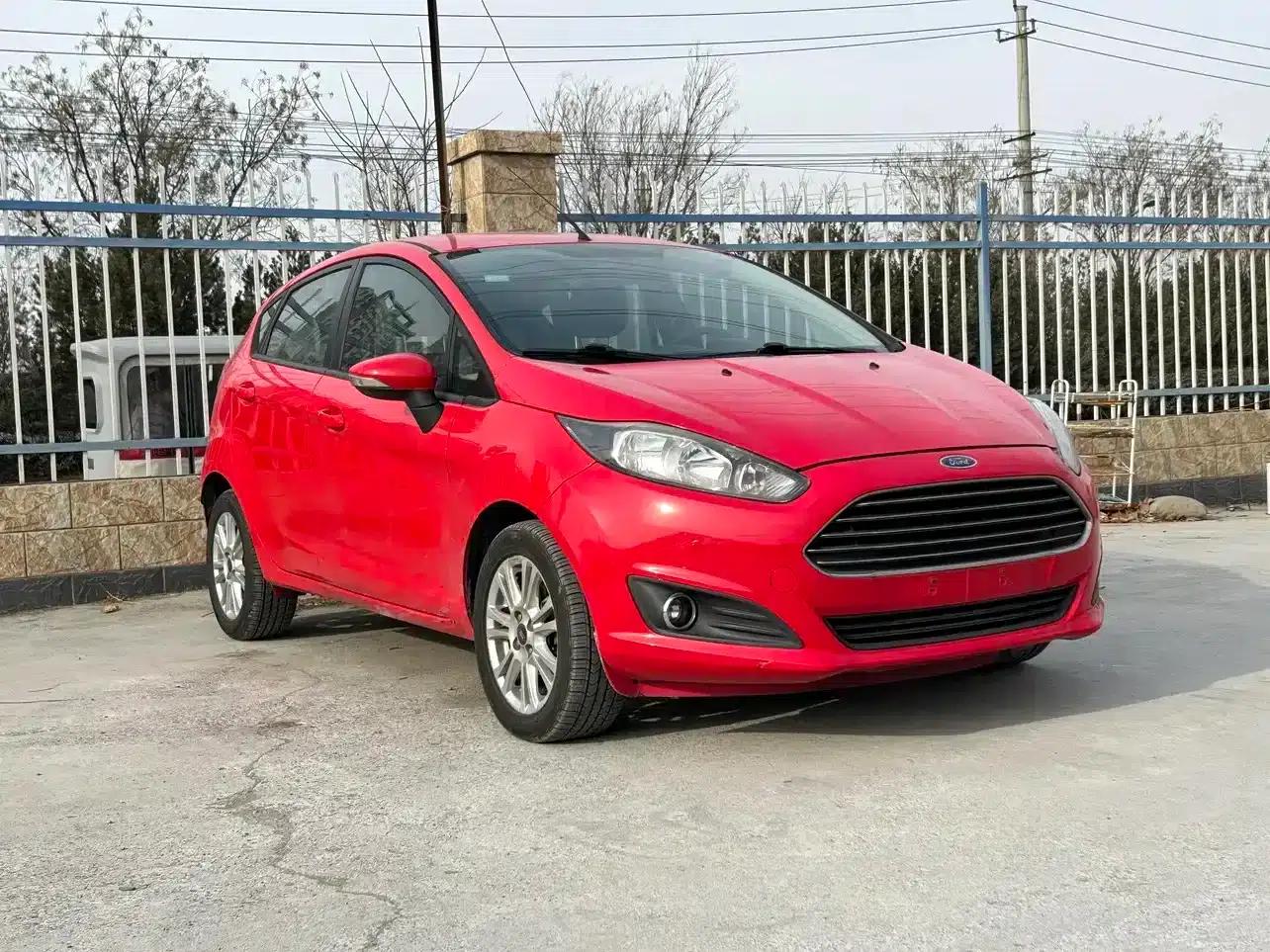 2013 Ford Fiesta Hatchback 1.5L Automatic Fashion Edition — миниатюра 3