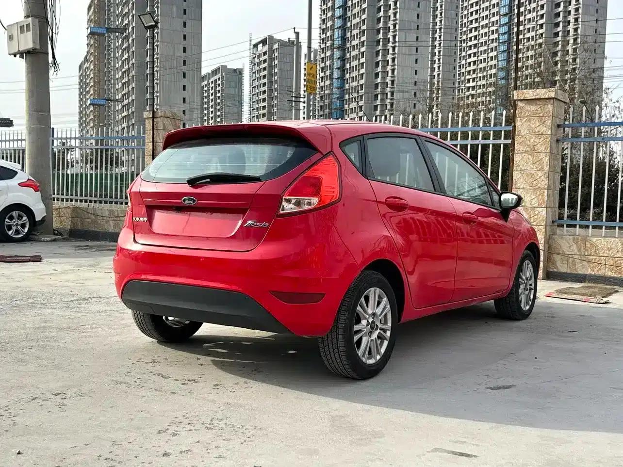 2013 Ford Fiesta Hatchback 1.5L Automatic Fashion Edition — миниатюра 4