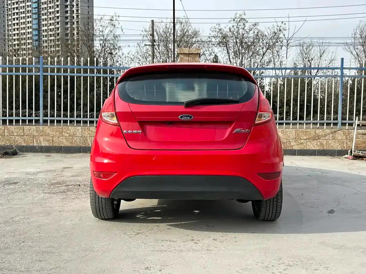 2013 Ford Fiesta Hatchback 1.5L Automatic Fashion Edition — миниатюра 5