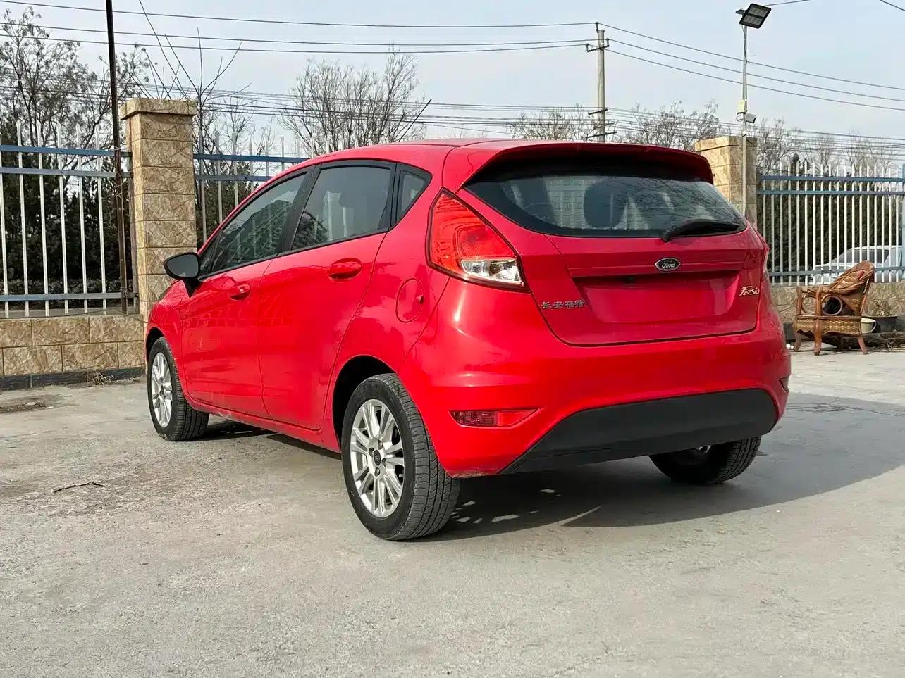 2013 Ford Fiesta Hatchback 1.5L Automatic Fashion Edition — миниатюра 6