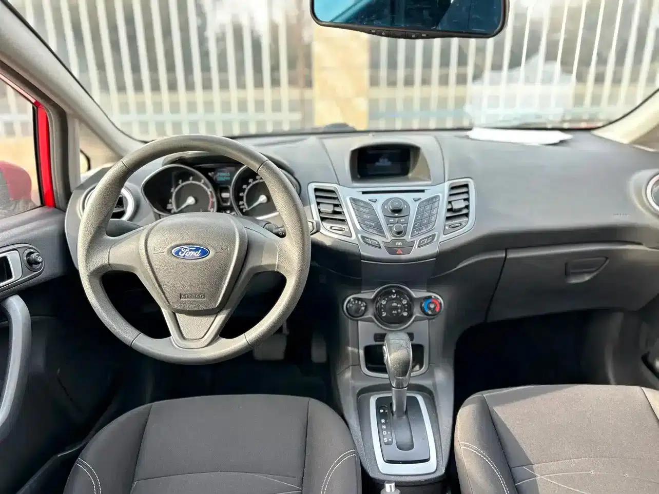 2013 Ford Fiesta Hatchback 1.5L Automatic Fashion Edition — миниатюра 7
