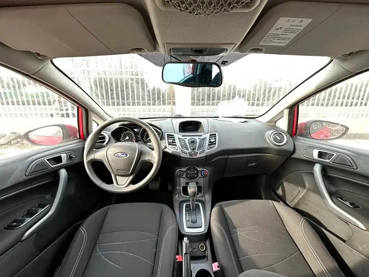 2013 Ford Fiesta Hatchback 1.5L Automatic Fashion Edition — миниатюра 8