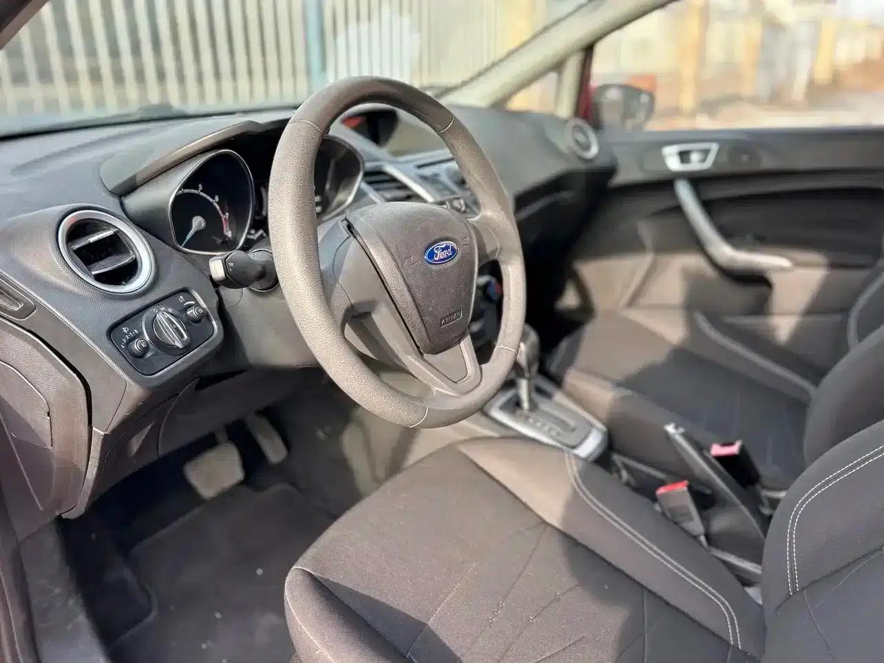 2013 Ford Fiesta Hatchback 1.5L Automatic Fashion Edition — миниатюра 9