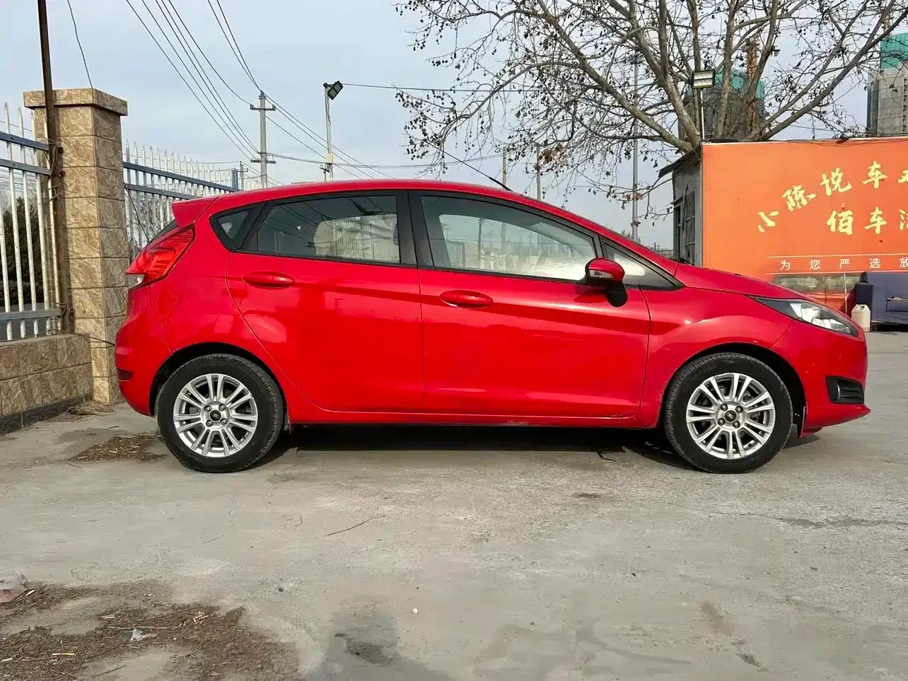 2013 Ford Fiesta Hatchback 1.5L Automatic Fashion Edition — миниатюра 10