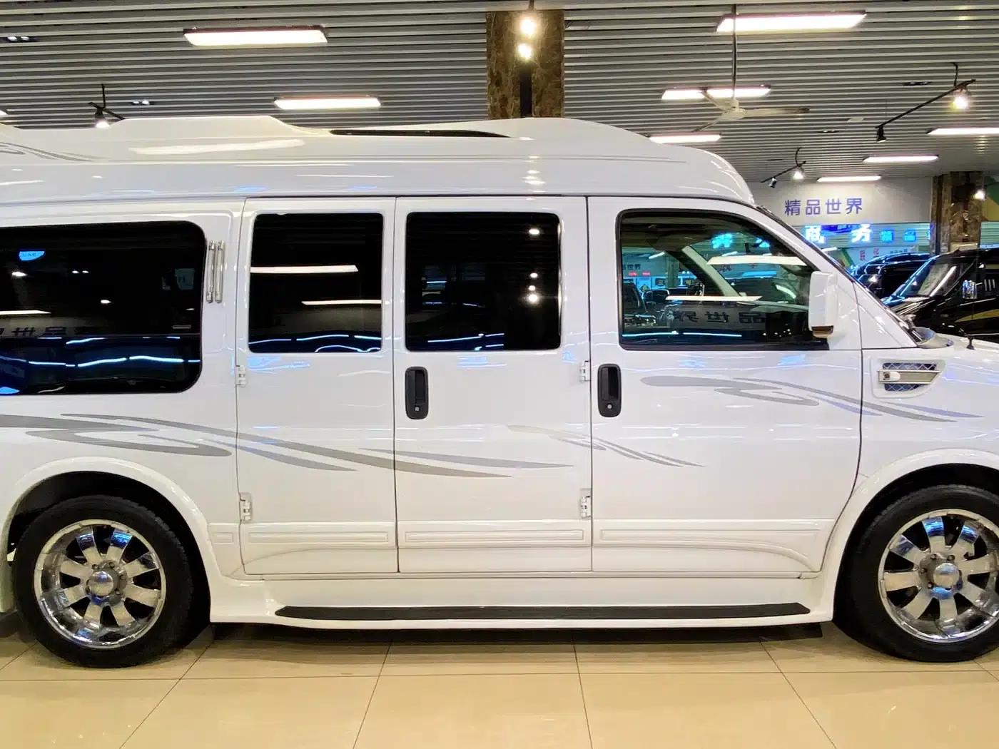 2011 SAVANA 5.3L Business Star 7-seater — миниатюра 4