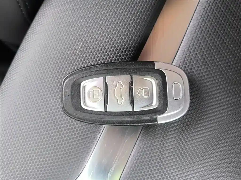 Hongqi E-QM5 2023 Basic Travel Edition — миниатюра 9