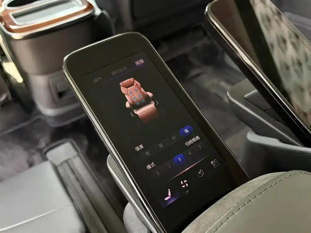 Hongqi HQ9 PHEV 2024 2.0T AWD Luxury Edition — миниатюра 13