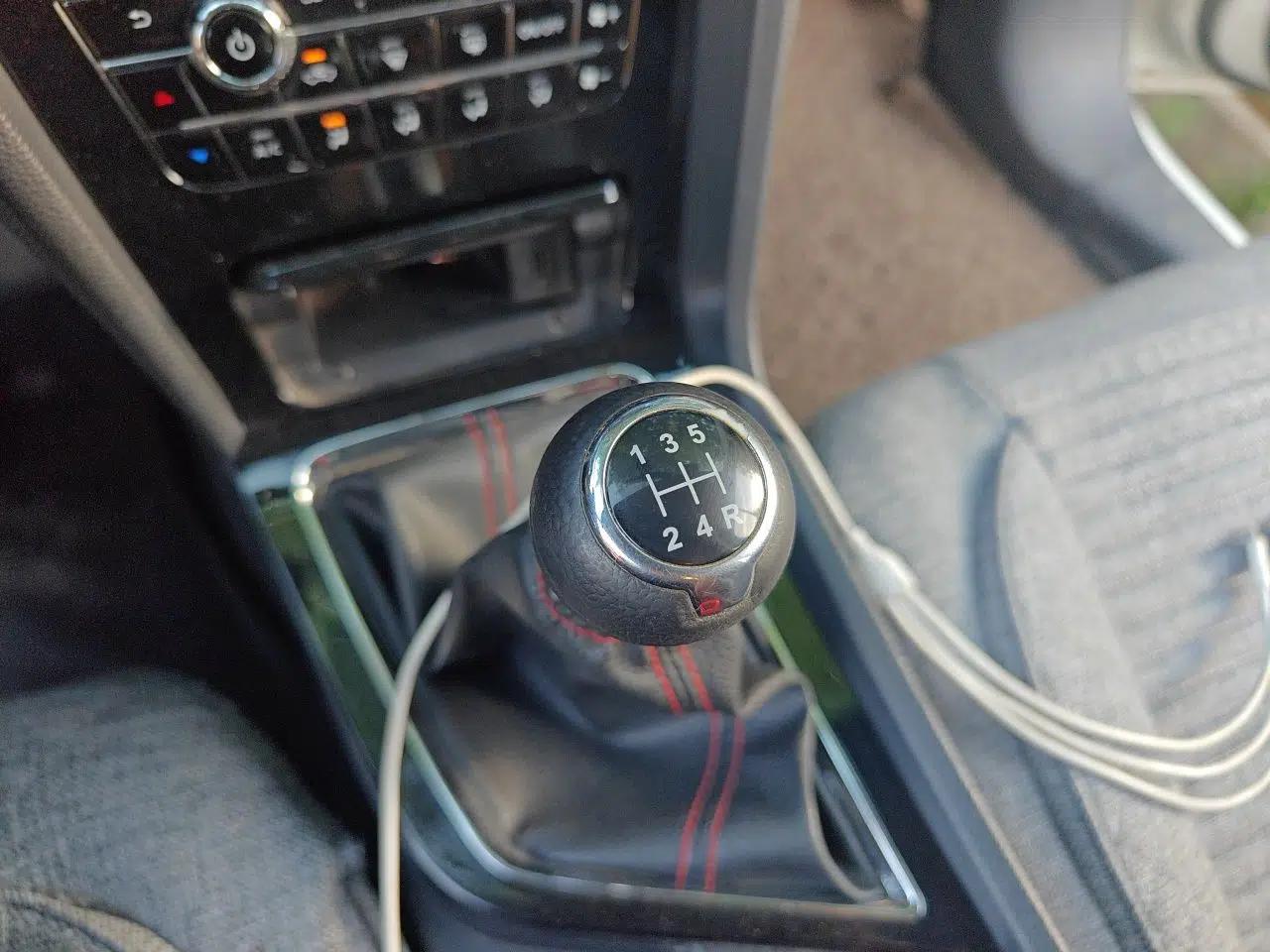 Venucia D60 2018 1.6L Manual Smart Connect Elite Edition — миниатюра 15