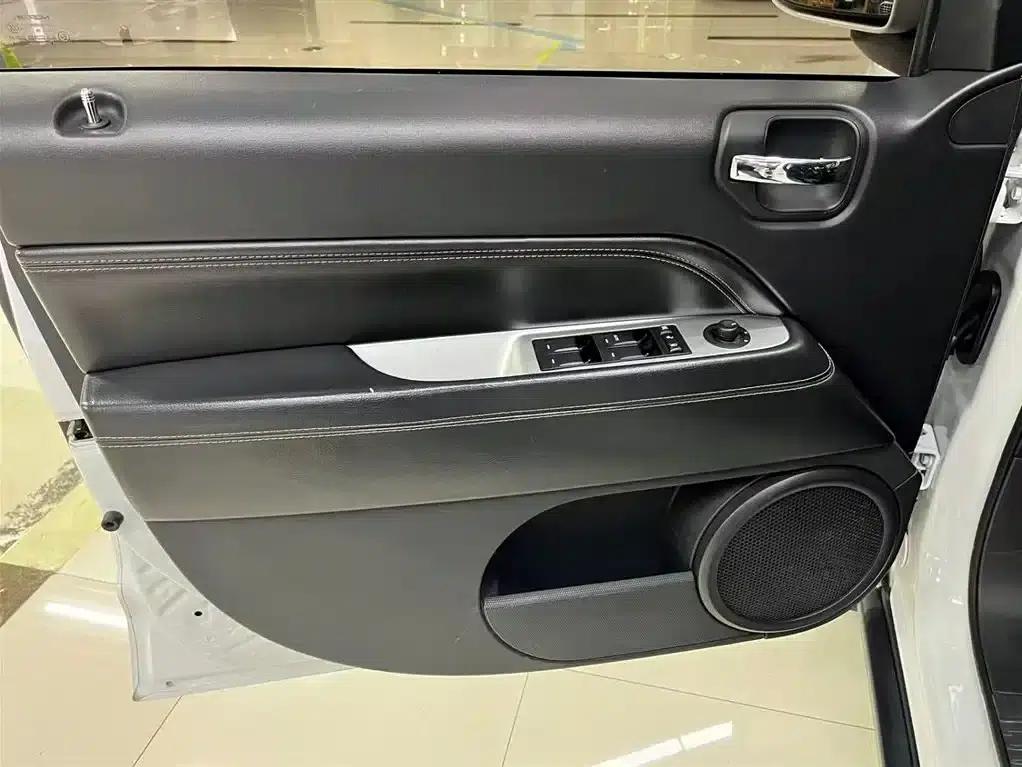 2014 Jeep Compass Imported Model 2.4L 4WD Luxury Edition — миниатюра 5