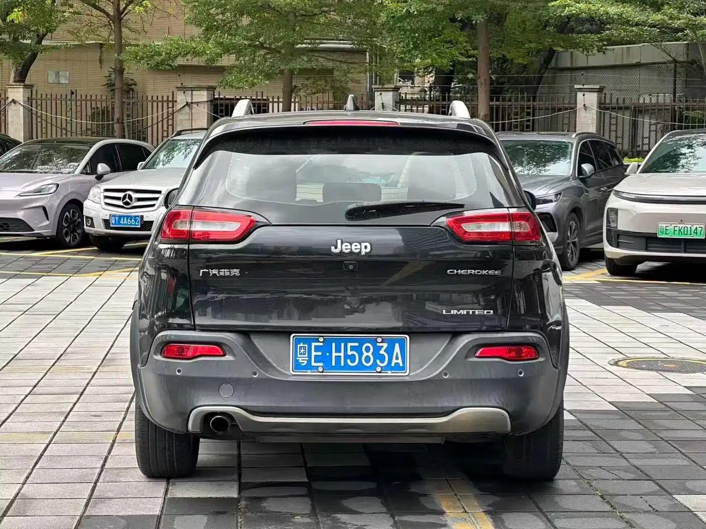 Jeep Cherokee 2017 2.0L Premium Edition — миниатюра 3
