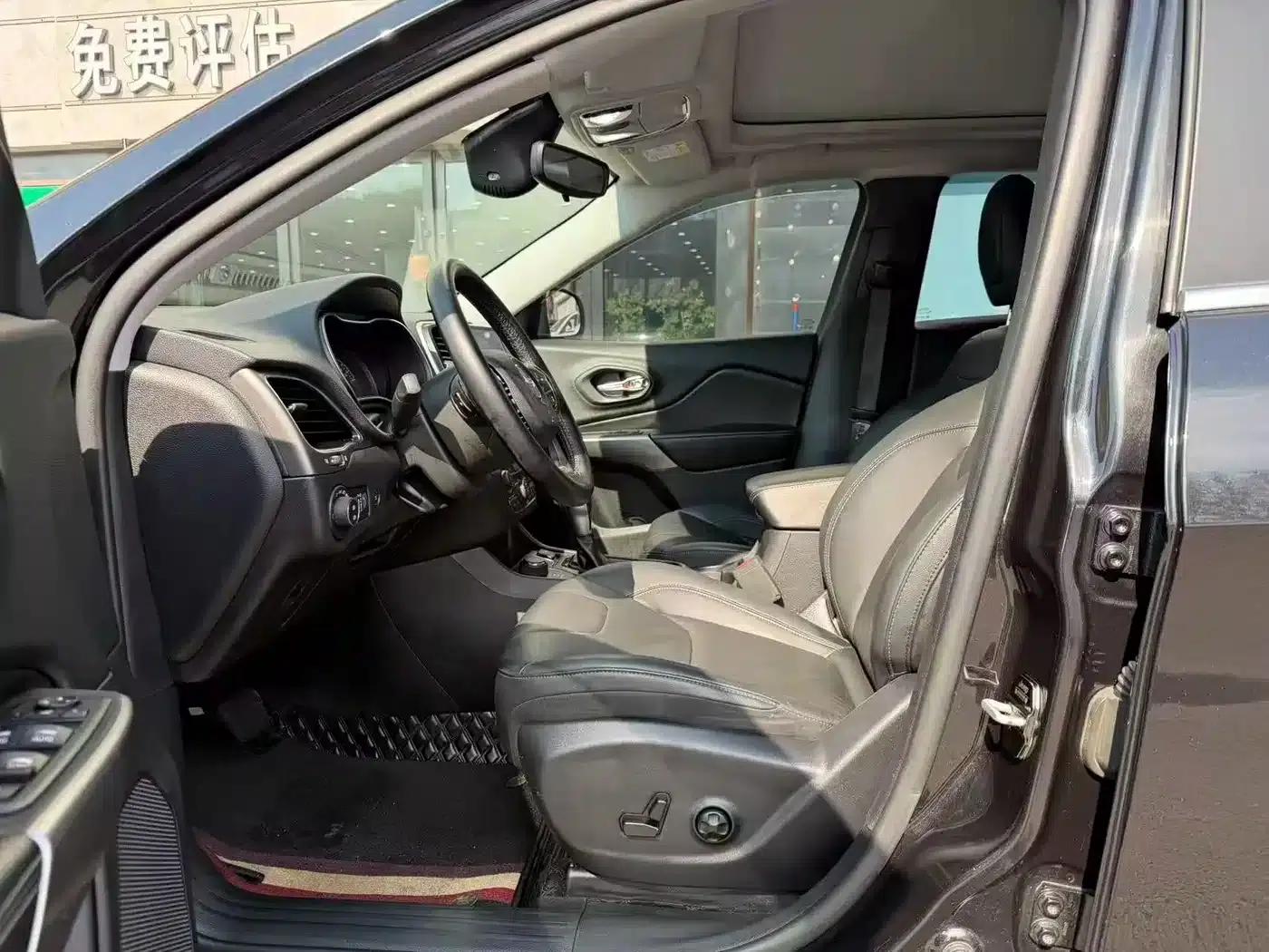 Jeep Cherokee 2019 2.0T 4WD Explorer Edition (National V Emission Standard) — миниатюра 3