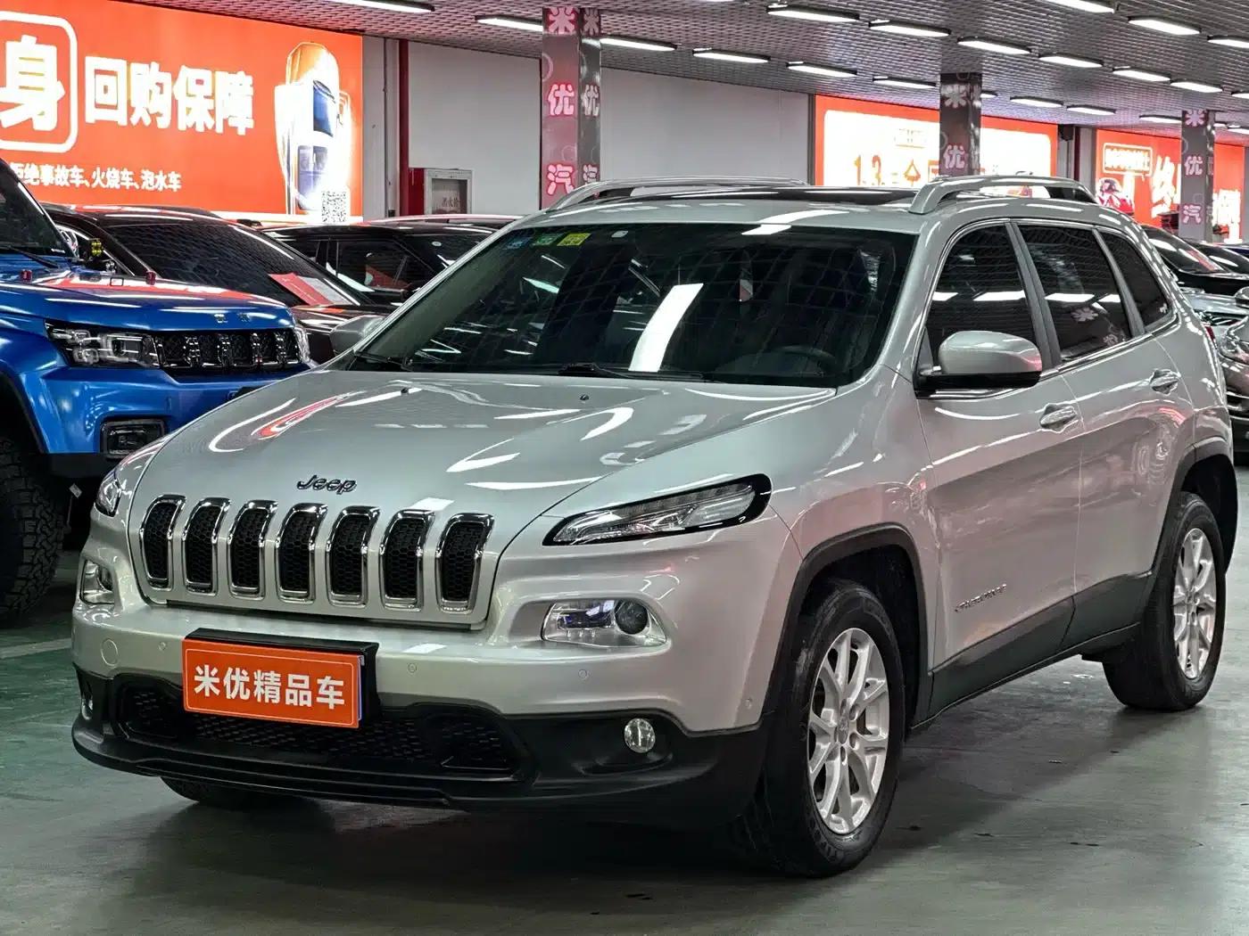 Jeep Cherokee 2016 2.4L Leading Intelligent Edition — миниатюра 1