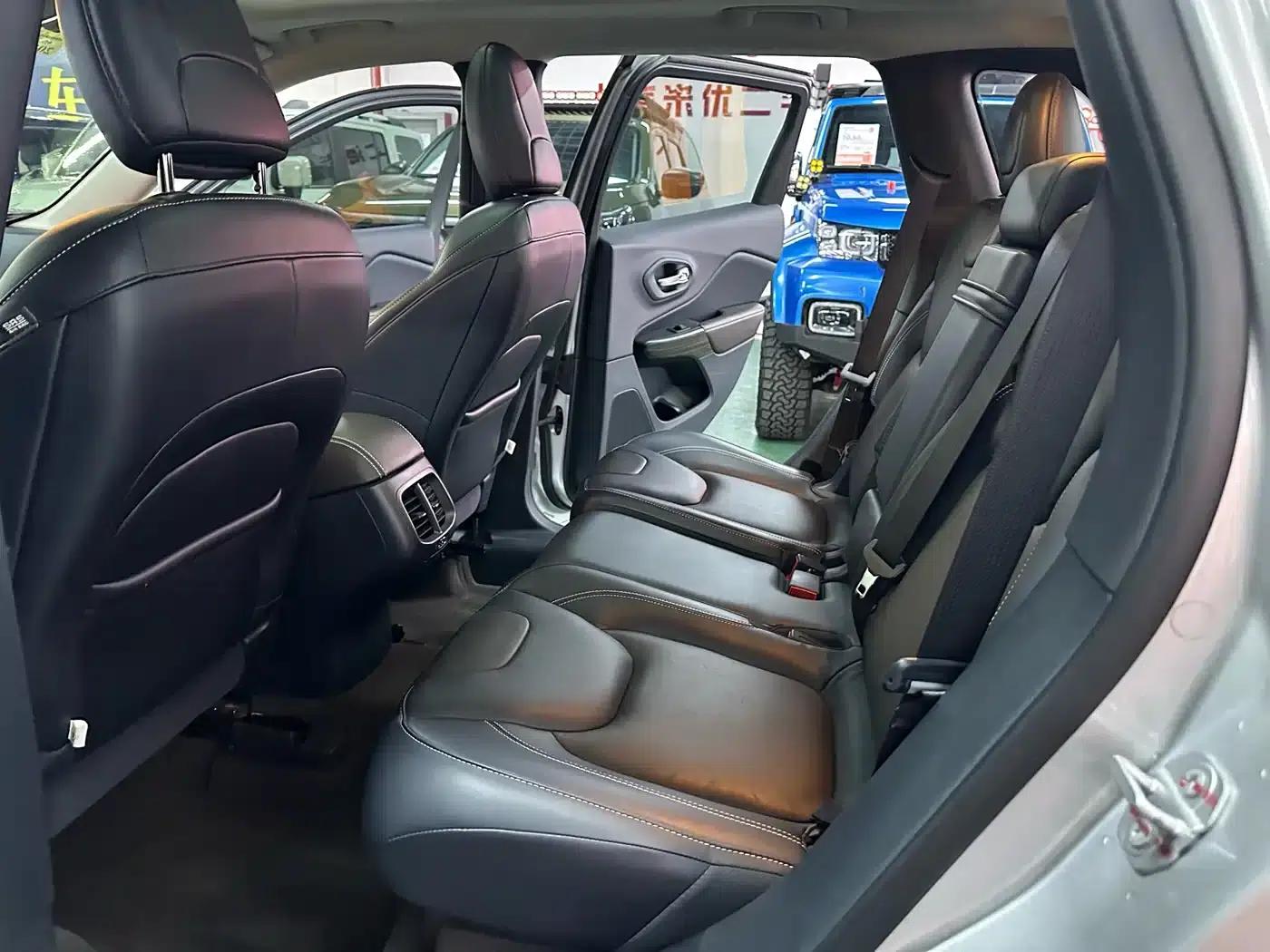 Jeep Cherokee 2016 2.4L Leading Intelligent Edition — миниатюра 11