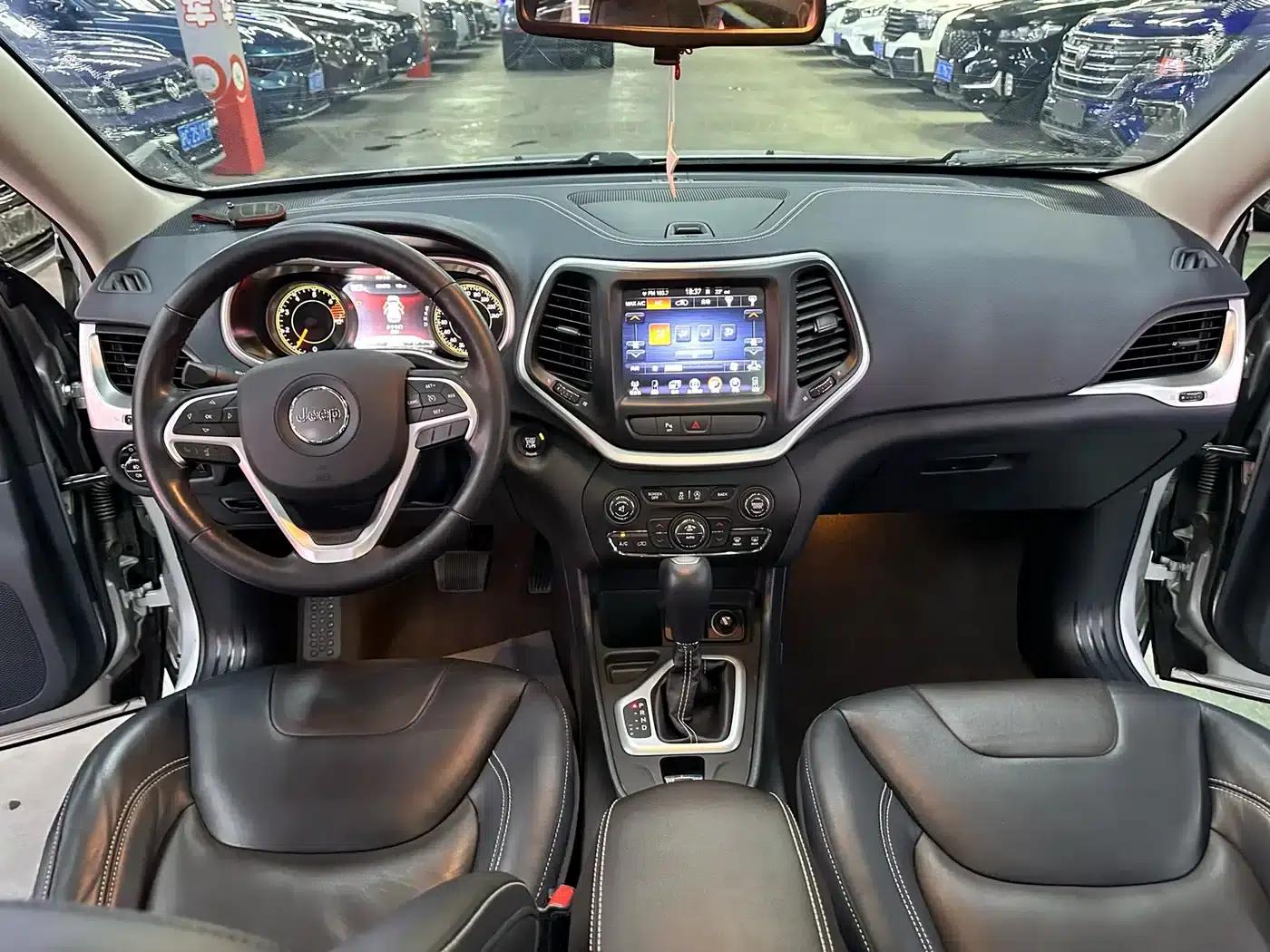 Jeep Cherokee 2016 2.4L Leading Intelligent Edition — миниатюра 12