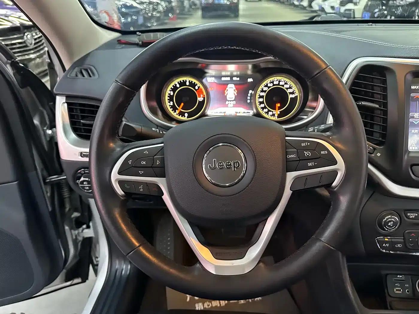 Jeep Cherokee 2016 2.4L Leading Intelligent Edition — миниатюра 13