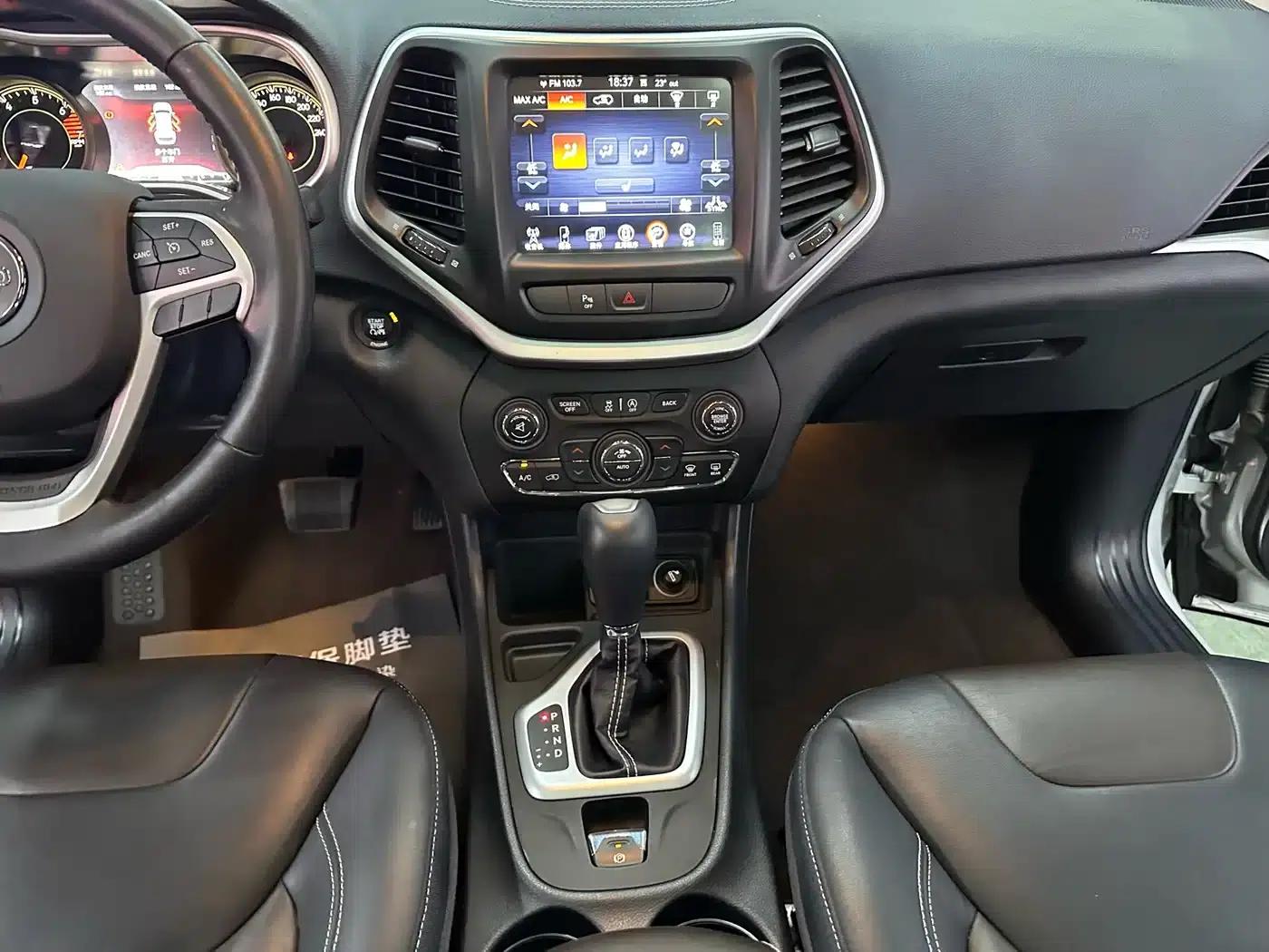 Jeep Cherokee 2016 2.4L Leading Intelligent Edition — миниатюра 14