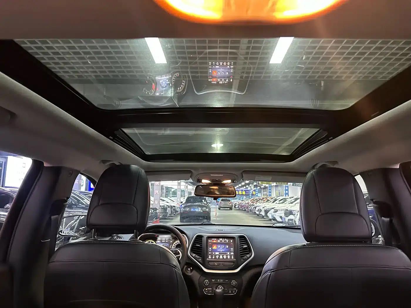 Jeep Cherokee 2016 2.4L Leading Intelligent Edition — миниатюра 15