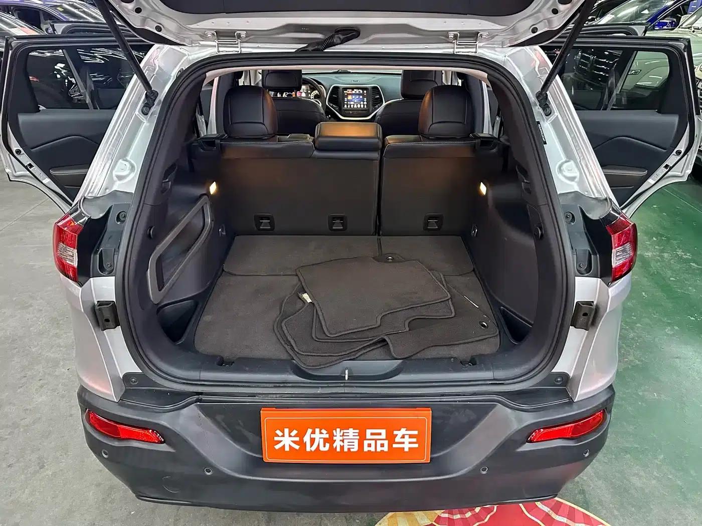 Jeep Cherokee 2016 2.4L Leading Intelligent Edition — миниатюра 16