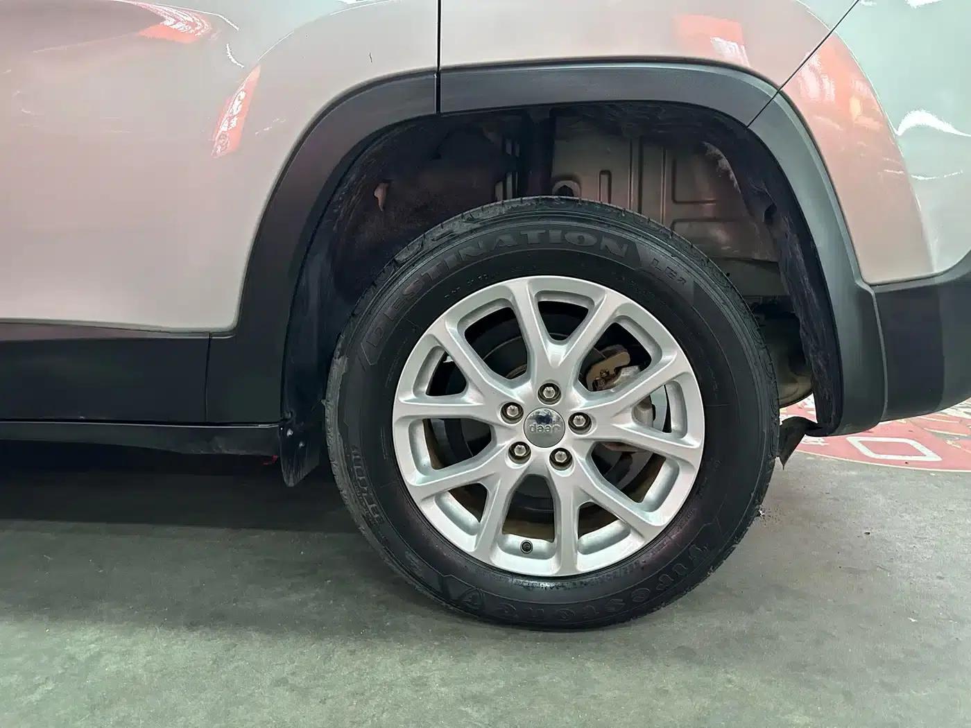 Jeep Cherokee 2016 2.4L Leading Intelligent Edition — миниатюра 17