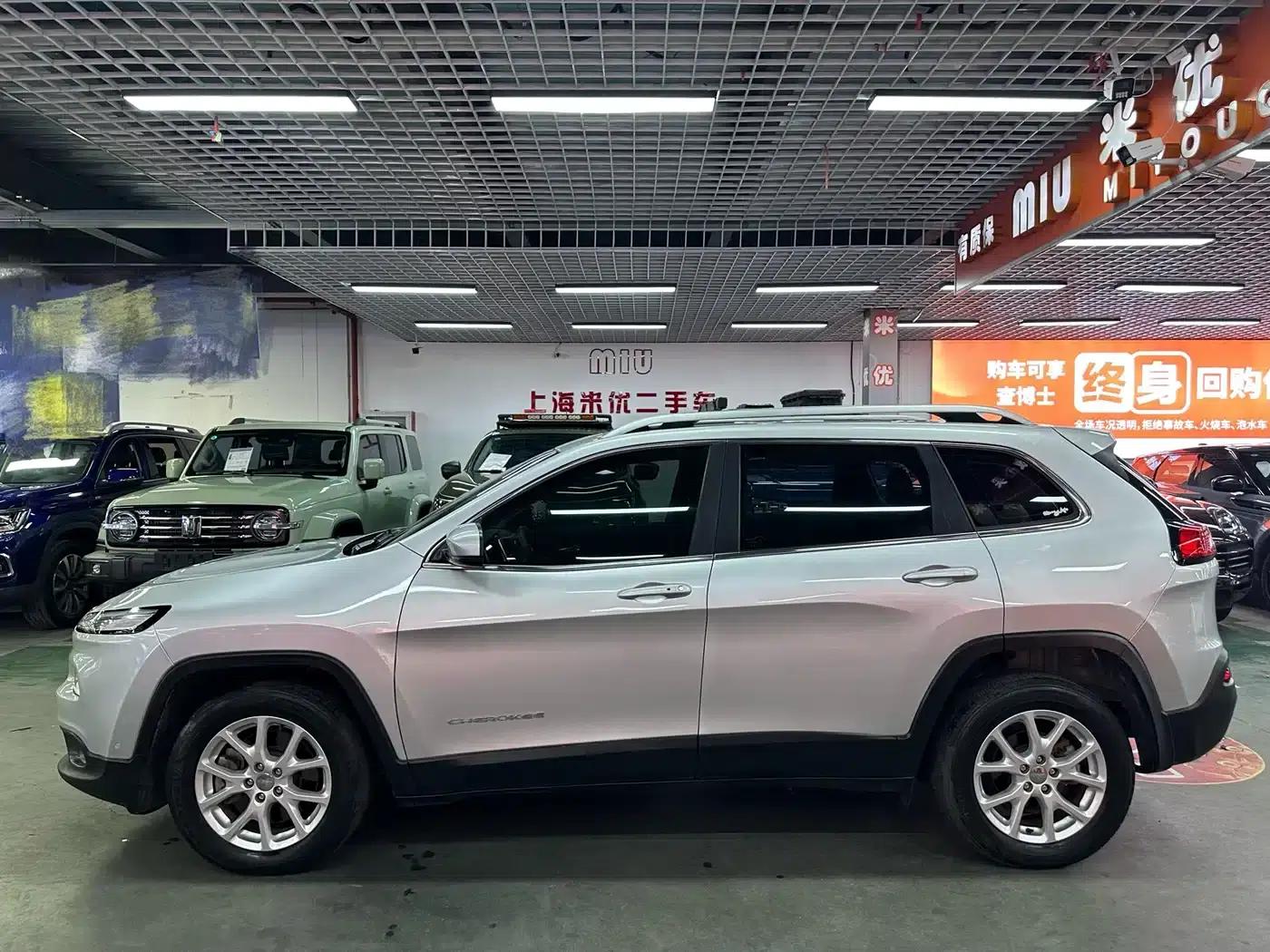 Jeep Cherokee 2016 2.4L Leading Intelligent Edition — миниатюра 3