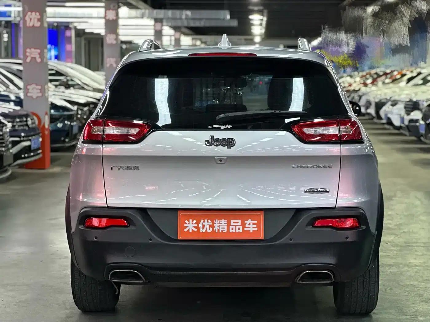 Jeep Cherokee 2016 2.4L Leading Intelligent Edition — миниатюра 4