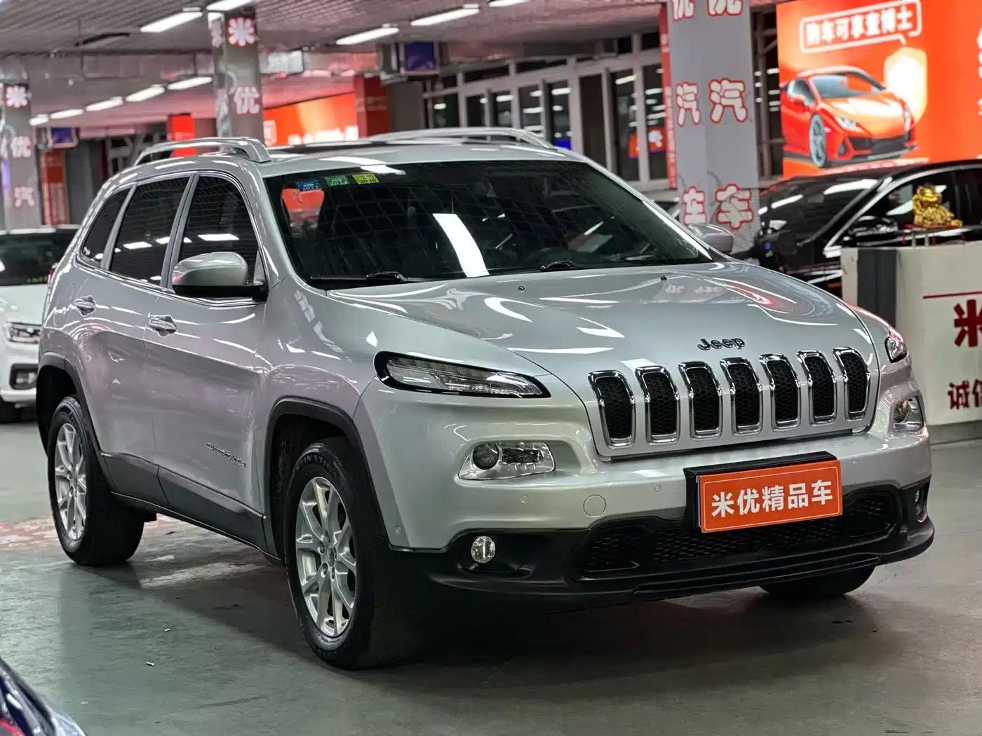 Jeep Cherokee 2016 2.4L Leading Intelligent Edition — миниатюра 5
