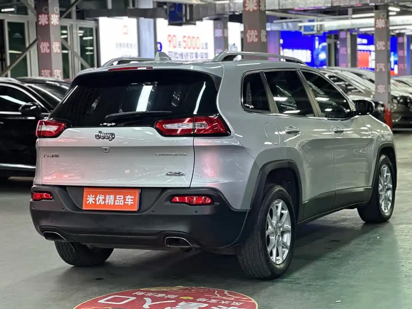 Jeep Cherokee 2016 2.4L Leading Intelligent Edition — миниатюра 6