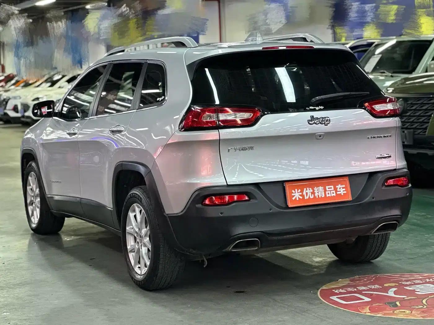 Jeep Cherokee 2016 2.4L Leading Intelligent Edition — миниатюра 7