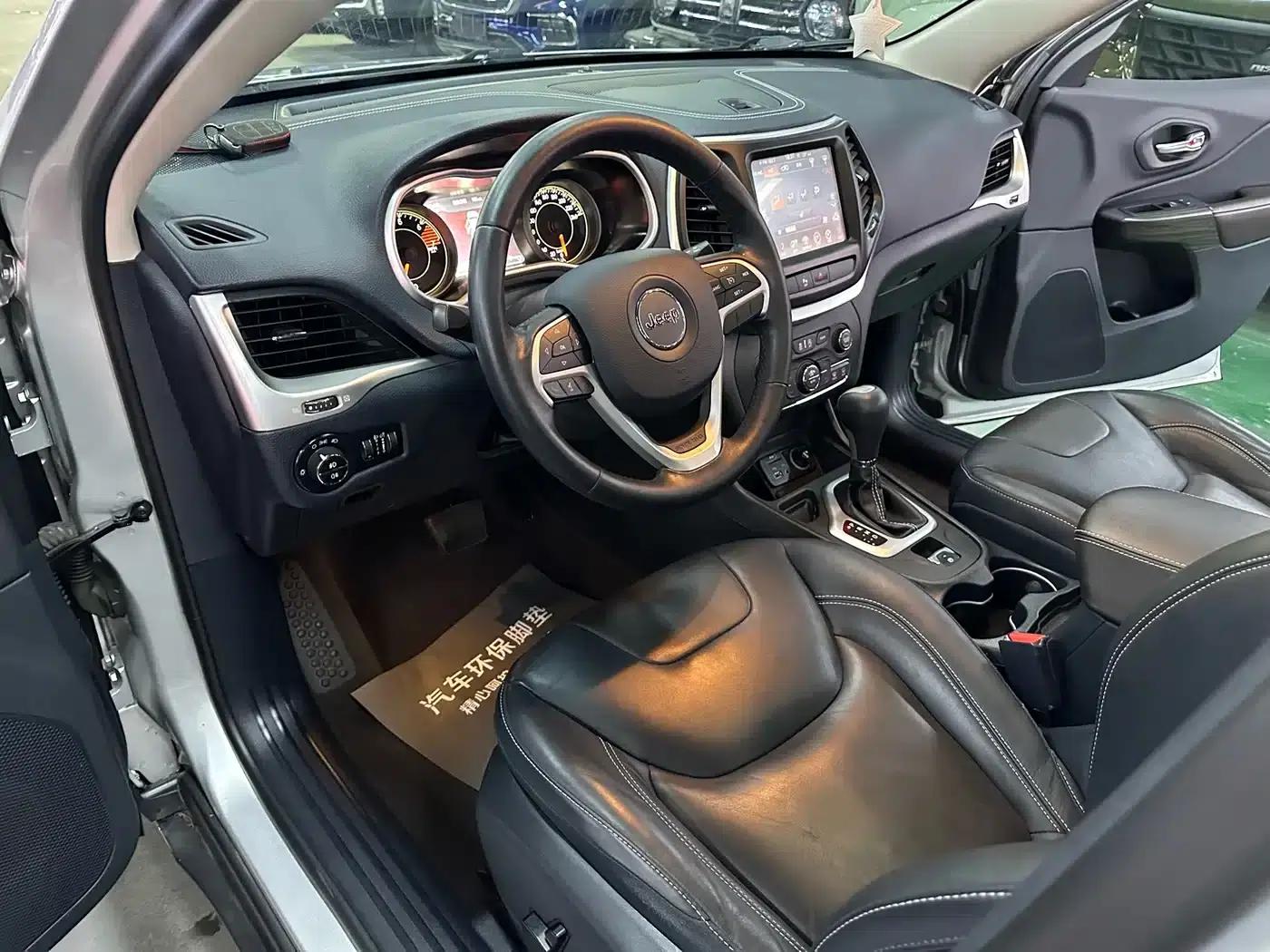 Jeep Cherokee 2016 2.4L Leading Intelligent Edition — миниатюра 8