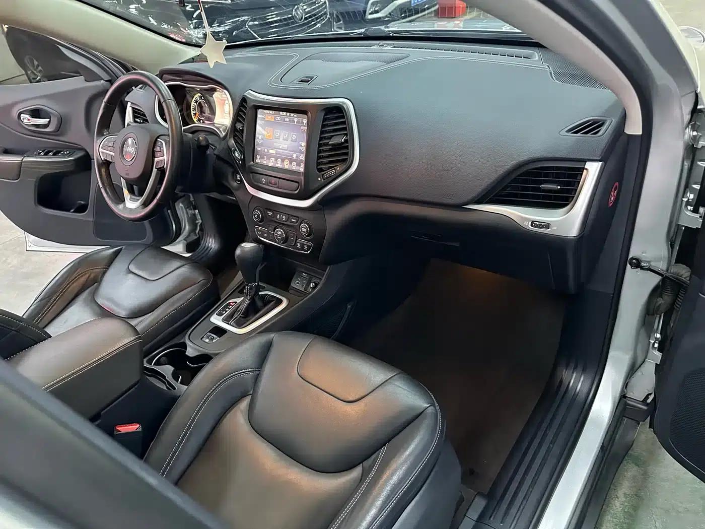 Jeep Cherokee 2016 2.4L Leading Intelligent Edition — миниатюра 9