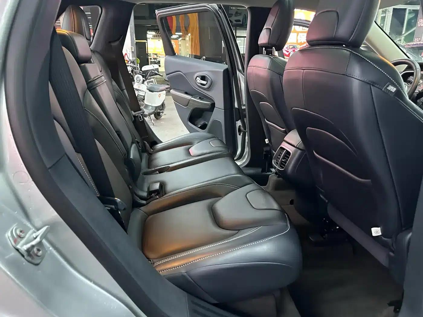 Jeep Cherokee 2016 2.4L Leading Intelligent Edition — миниатюра 10