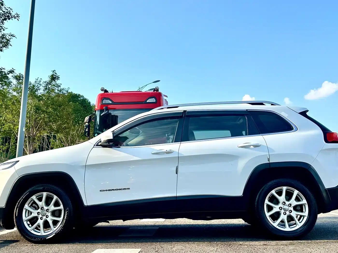 Jeep Cherokee 2017 2.4L Leading Edition — миниатюра 12